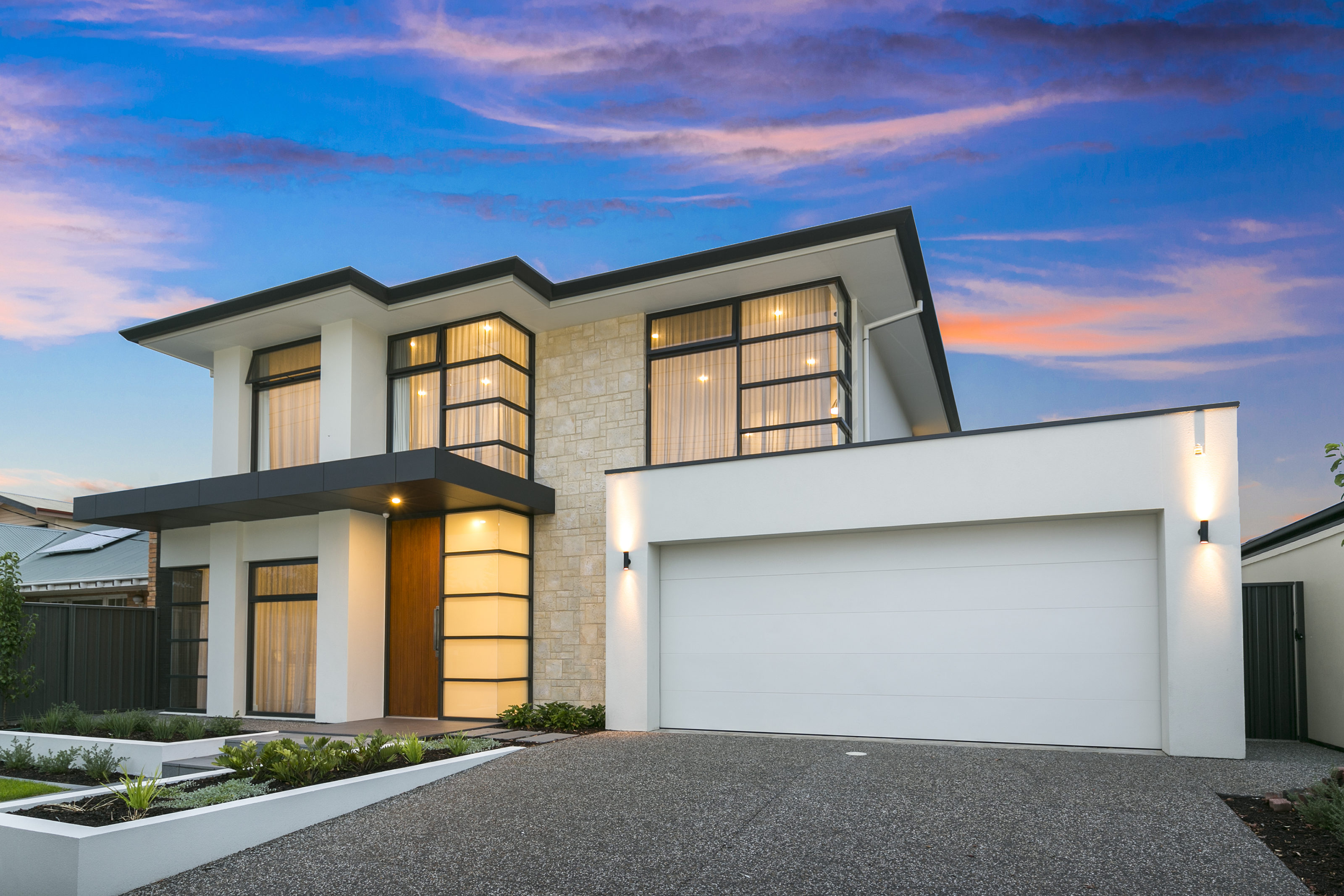 house with an exterior stone veneer of Coral Stone, color name Fossil Reef, from the Ashlar collection of Cultured Stone™